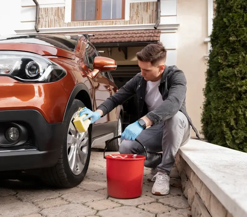 Lavage auto à domicile Busy : professionnel intervenant sur un véhicule